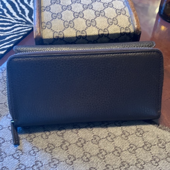 Genuine GUCCI Tri- fold Wallet, chocolate Brown, with two inside section. - Picture 5 of 16